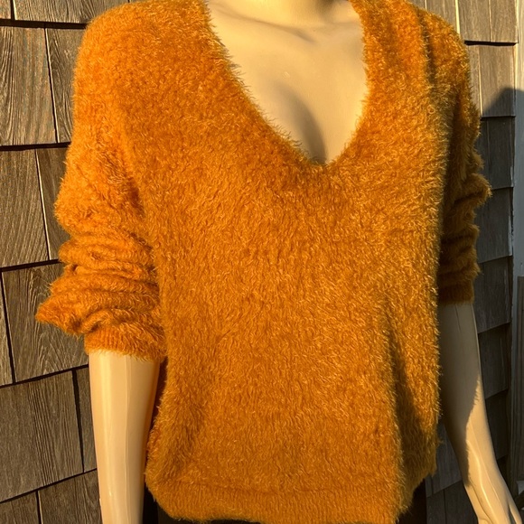 FREE PEOPLE - PRINCESS • V-Neck Fuzzy Sweater - Picture 8 of 10